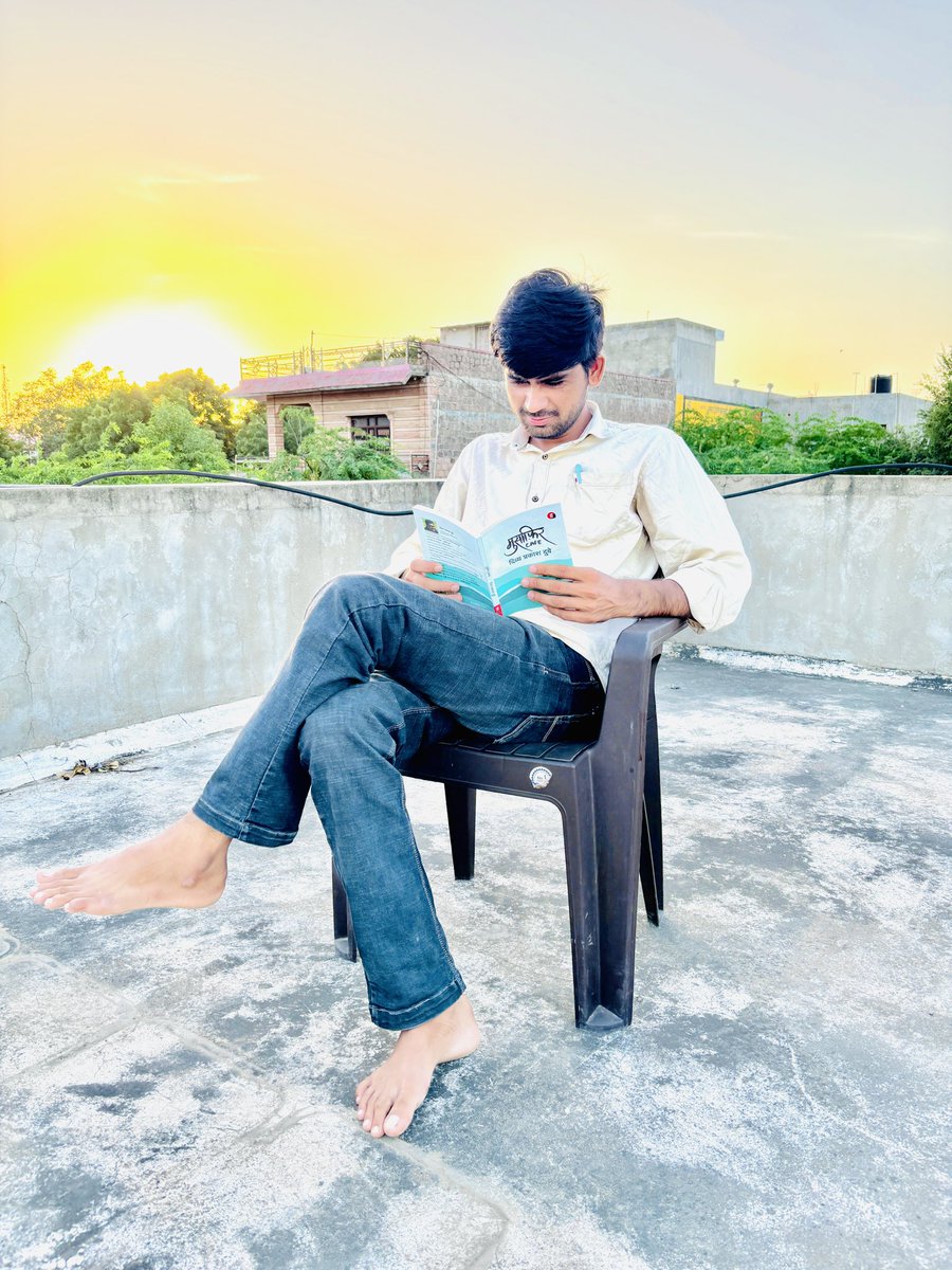 “बाहर से हमारी #लाइफ जितनी #परफेक्ट दिखती हैं उतनी होती नहीं” 
“परफेक्ट लाइफ भी कोई लाइफ हुई “

#मुसाफ़िर_कैफ़े