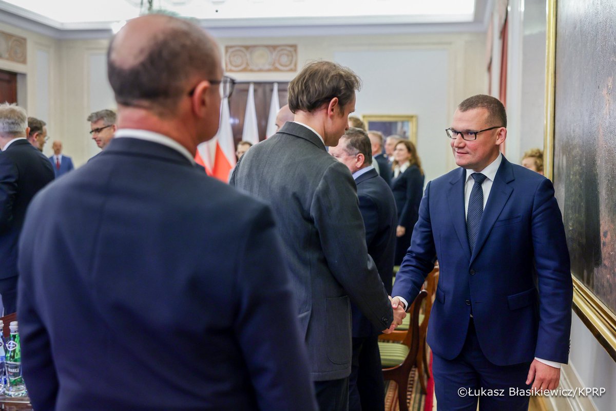 Gabinet Prezydenta RP to też zaplecze doradcze, którego rolą jest współpraca z ekspertami. 

Dzisiaj w Pałacu Prezydenckim poprowadziłem zorganizowane przez <a href="/BBN_PL/">Biuro Bezpieczeństwa Narodowego</a> spotkanie z firmami technologicznymi zajmującymi się systemami dronowymi i antydronowymi. Dziękuję panu <a href="/RozekTom/">Tomasz Rożek</a>