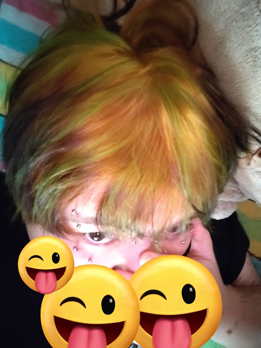 _maengno's tweet photo. ya veo porque te metes con menores we mira nomás ese pelo todo mugroso y esa cara jaifiqifke estás re pateado amigo sin berretin esos piercings con todo requesón ahí, en vez de meterte con menores enfócate en cuidarte esa peluca compañero https://t.co/DIZKiKXW0G