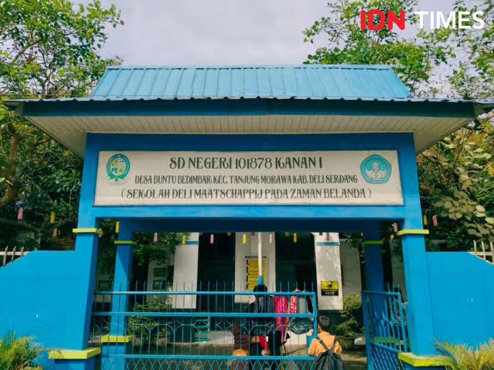 1 hari 1 fakta penulis.

Tan Malaka pernah menjadi guru pada 1919-1921. Setelah menyelesaikan studi di Belanda, ia mengajar di Sekolah Deli Maatschappij. Sekolah itu didirikan untuk anak para kuli kontrak.

Kini Deli Maatschappij telah berubah nama menjadi SD Negeri 101878.