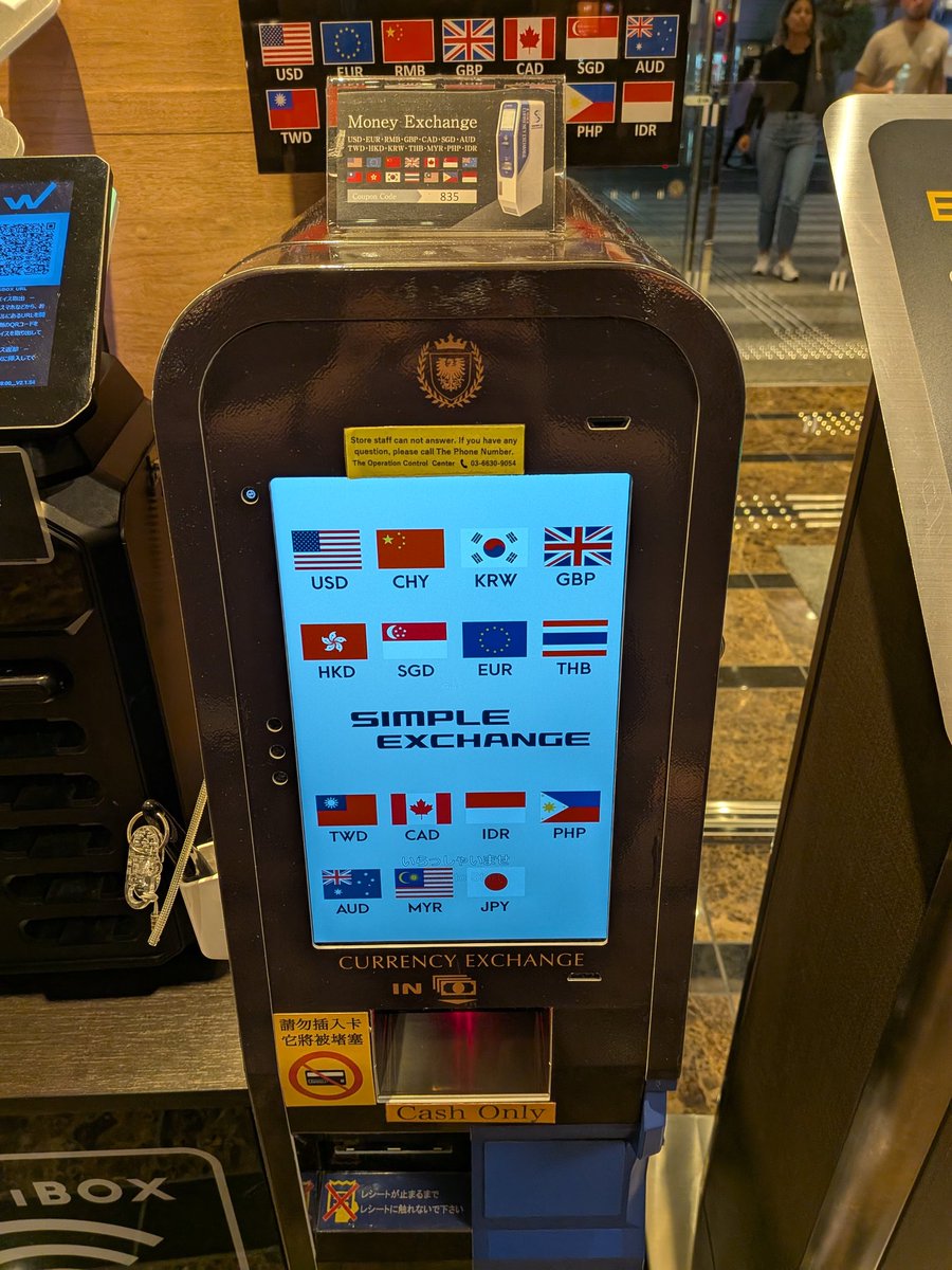 maco2171's tweet photo. ホテル入口に両替機ありました

見たら国別出身の人の割合を想像できそう

米、中、韓、英、香港(?）シンガポール(?）EURO、タイ、台湾(?）加、インドネシア(?）豪、マレーシア(?）

14カ国分の通貨が勢ぞろい、でもこの順番は所々意外

インドネシアやマレーシアから新宿にいらっしゃる人もいるんだ https://t.co/jJ6YqfVXfC