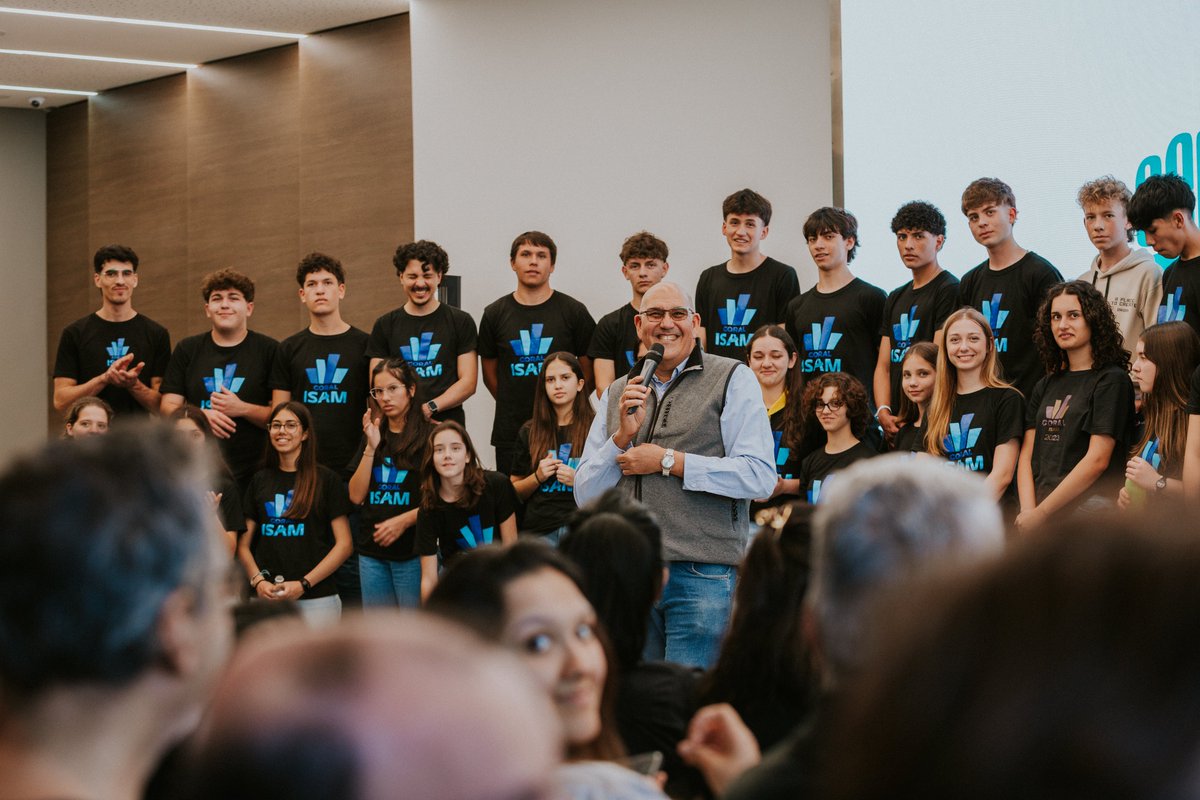 📢 Editorial ACES tuvo la grata visita del 𝗖𝗼𝗿𝗮𝗹 𝗜𝗦𝗔𝗠 
Fue un momento especial en el que juntos pudimos adorar y alabar a Dios, recibiendo una gran bendición 🙌🎶.
Oramos para que el Señor continúe bendiciendo a cada integrante del coro, así como a su institución 🫂.