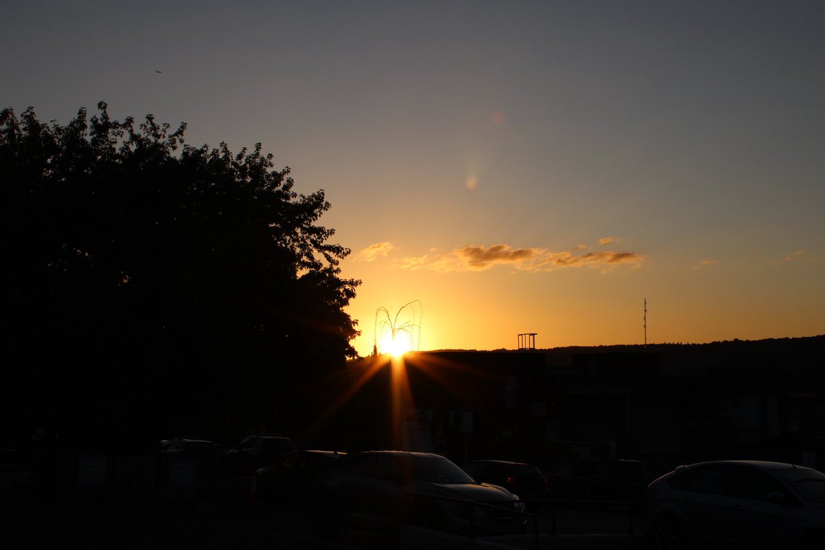 d_caseyx's tweet image. Sunsets create a warming fire in my soul🧡🌞❤️‍🔥 - if you like you can zoom in on the birds to see them clearly🥹
#sunset #fierysunset #photography #birds #surrey #dorking