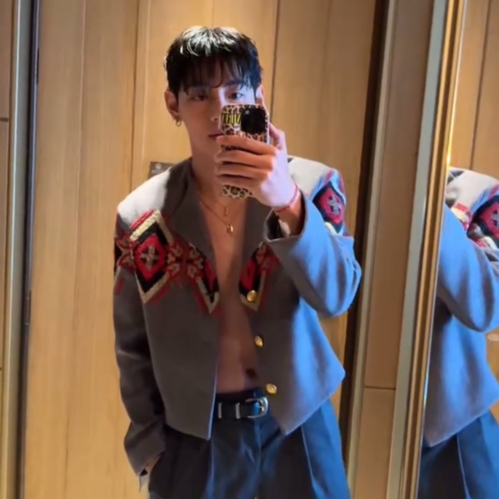 pickakook's tweet photo. paris taehyung was on a whole different level https://t.co/05H5e47IvS