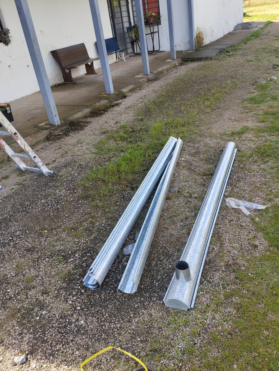 Producto del viento y la lluvia de los últimos días, la Escuela N°69 de Casupá sufrió daños en su infraestructura.
Ante el pedido de la directora, el Municipio respondió y se realizaron las reparaciones necesarias.