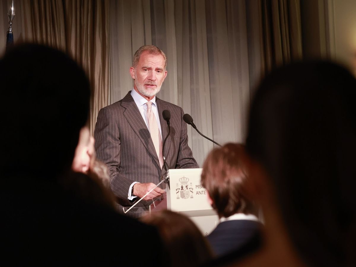 🇺🇸👑 En su encuentro con la comunidad española en Nueva York, el Rey Felipe VI destacó que vivimos “un momento crucial que no admite vacilaciones” y subrayó el valor de la diplomacia y del compromiso internacional.
#Felipe6Une #NuevaYork
