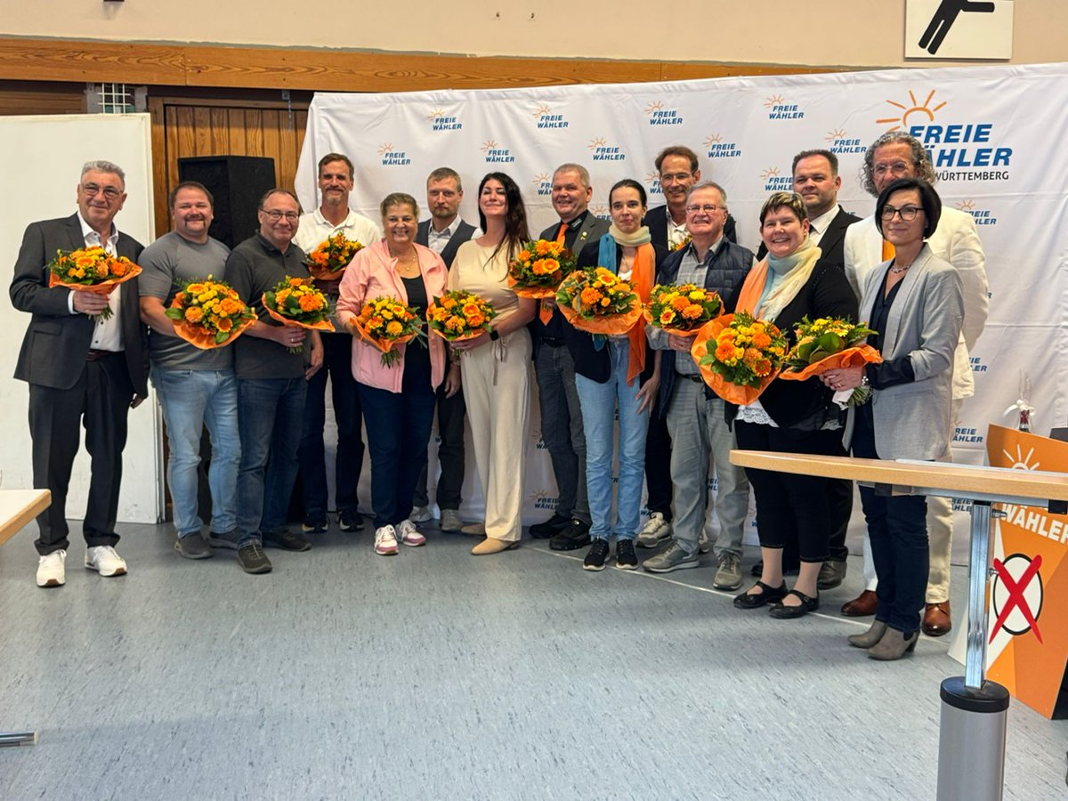 Die Landesvorsitzende Sylvia Rolke (Mitte) ist mit  überwältigender Mehrheit (93%) zur Spitzenkandidatin für die Landtagswahl gekürt worden. Auf Platz 2 folgt Landesschatzmeister Ralf Wendel (links). Beide wurden zugleich in ihren Ämtern bestätigt. Ganz herzlichen Glückwunsch!