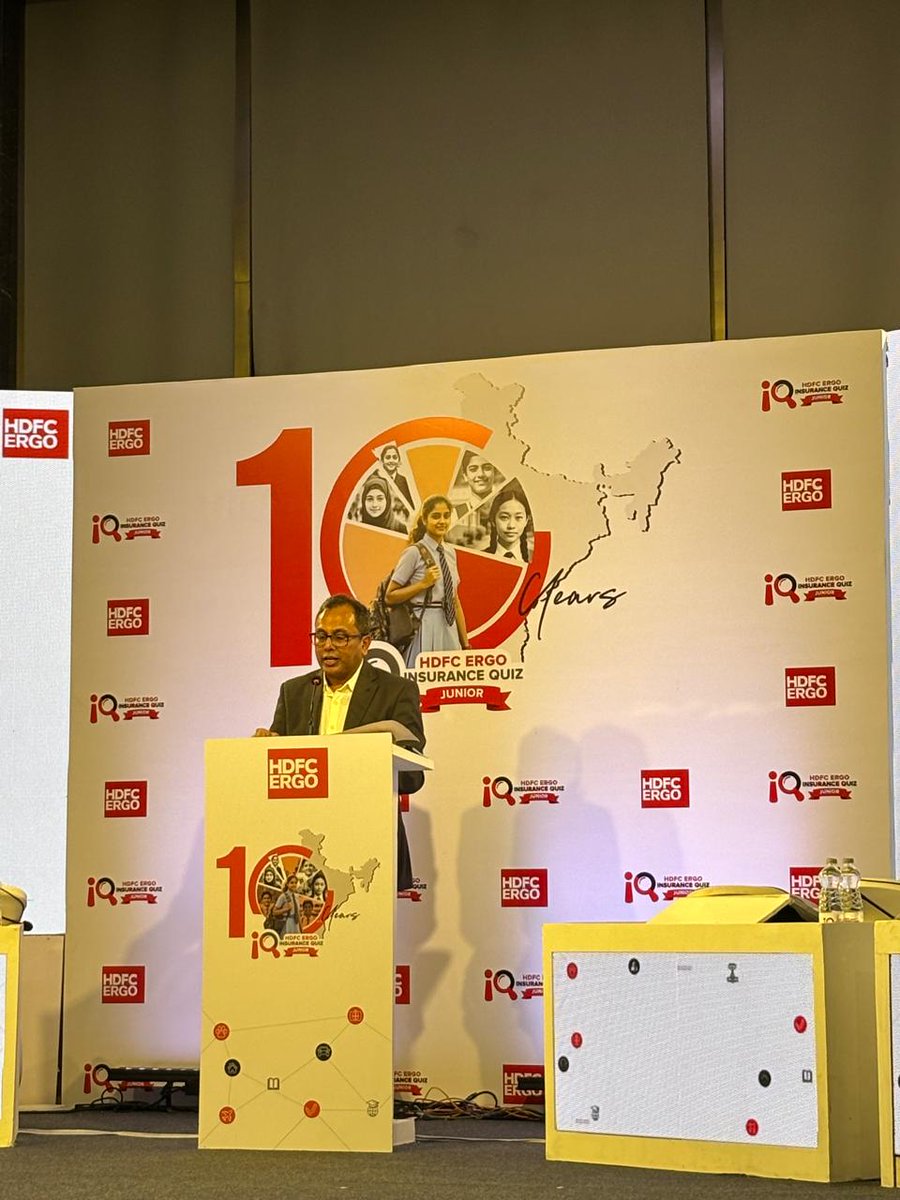 HDFCERGOGIC's tweet image. Parthanil Ghosh wraps up the 10th edition of #INSURANCEQUIZJUNIOR with a heartfelt vote of thanks. 🙌
Gratitude to all participants, teachers, and our brilliant audience for making this milestone edition unforgettable! 🏆✨

#HDFCERGO #InsuranceQuizJunior #InsuranceQuiz…