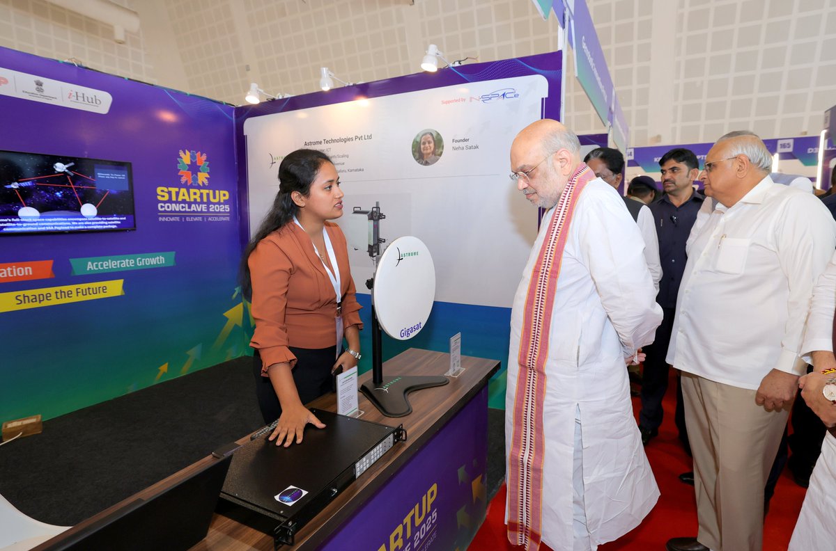 AmitShah's tweet photo. आज 'स्टार्टअप कॉन्क्लेव - 2025' में ‘भारतीय ज्ञान प्रणाली के संकलन’ का विमोचन किया। यह संकलन भारत की समृद्ध ज्ञान-परंपरा, उसके आधुनिक उपयोग और नई शिक्षा नीति को आगे बढ़ाने का एक उपयुक्त दस्तावेज है। इसी अवसर पर गुजरात शिक्षा विभाग के 'NEP-2020 Dashboard' का भी लोकार्पण किया। इससे विश्वविद्यालयों में R&D, भारतीय ज्ञान-परंपरा का अंगीकरण और अंतरराष्ट्रीयकरण को बल मिलेगा।

साथ ही, यहाँ साइबर रक्षक नाट्य उत्सव के विजेताओं को पुरस्कृत किया गया, 8 स्टार्टअप्स को Letter of Intent प्रदान किए गए और 7 MoU पर हस्ताक्षर भी हुए।