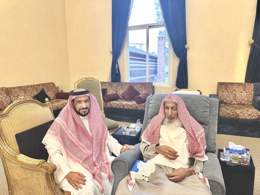 ويستمر قطار الفقد، ويتجدّد الحزن:
((فقيد الإفتاء في ذمّة الله))

خالص العزاء
لخادم الحرمين الشريفين الملك سلمان بن عبد العزيز،
وسمو ولي عهده الأمير محمد بن سلمان،
في وفاة فقيد الإسلام والعلم والوطن
سماحة الشيخ عبد العزيز بن عبد الله آل الشيخ،
مفتي عام المملكة ورئيس هيئة كبار