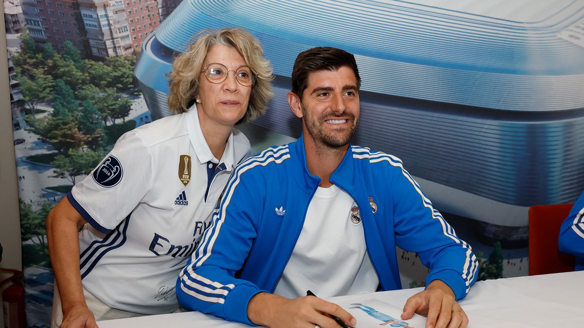 realmadrid's tweet photo. โ๏ธ โ๏ธ ๐คณ โ๏ธ ๐
@adidasfootball | #TerraceIcons https://t.co/mHo1dK3weS