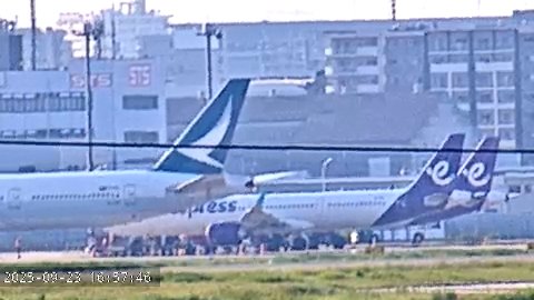 4iuv3KDdMn1YDx5's tweet photo. 台風のため、香港便がステイ
今日の国際線沖は賑やかです
#福岡空港ライブカメラ
#福岡空港
#FukuokaAirport 
#HongKongExpress
#Cathaypacific 
#ChinaEasternAirlines https://t.co/BpjODj7ZTN