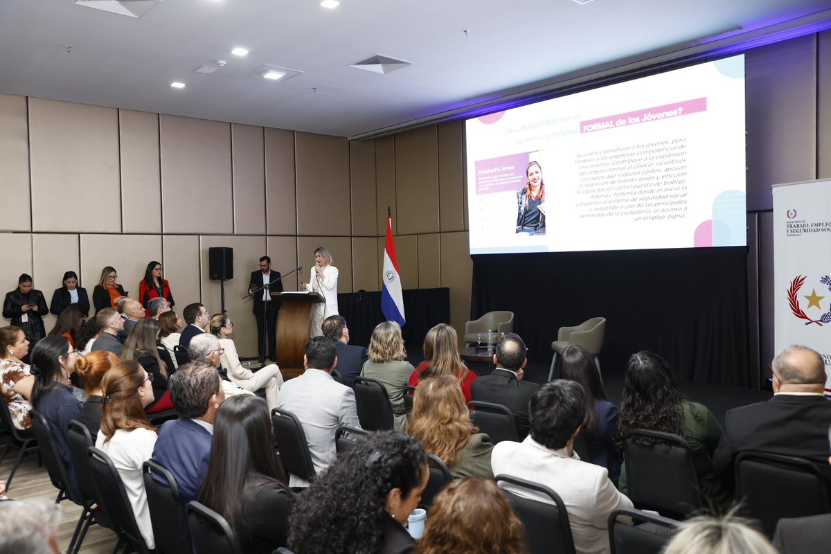 #EmpleoYJuventud |  En el marco del Conversatorio-Taller “Desafíos y Oportunidades para la Inserción Laboral de Jóvenes al Trabajo Formal”, la ministra  <a href="/monicarecalded/">Monica Recalde</a> socializó un informe sobre el mercado laboral juvenil con una mirada histórica, recordando que #Paraguay ha