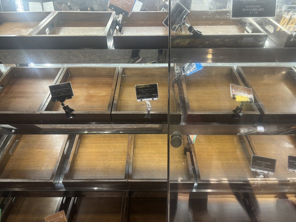 sandramarco's tweet image. Panic buying in Hong Kong ahead of #typhoon #Ragasa - empty shelves at the supermarket