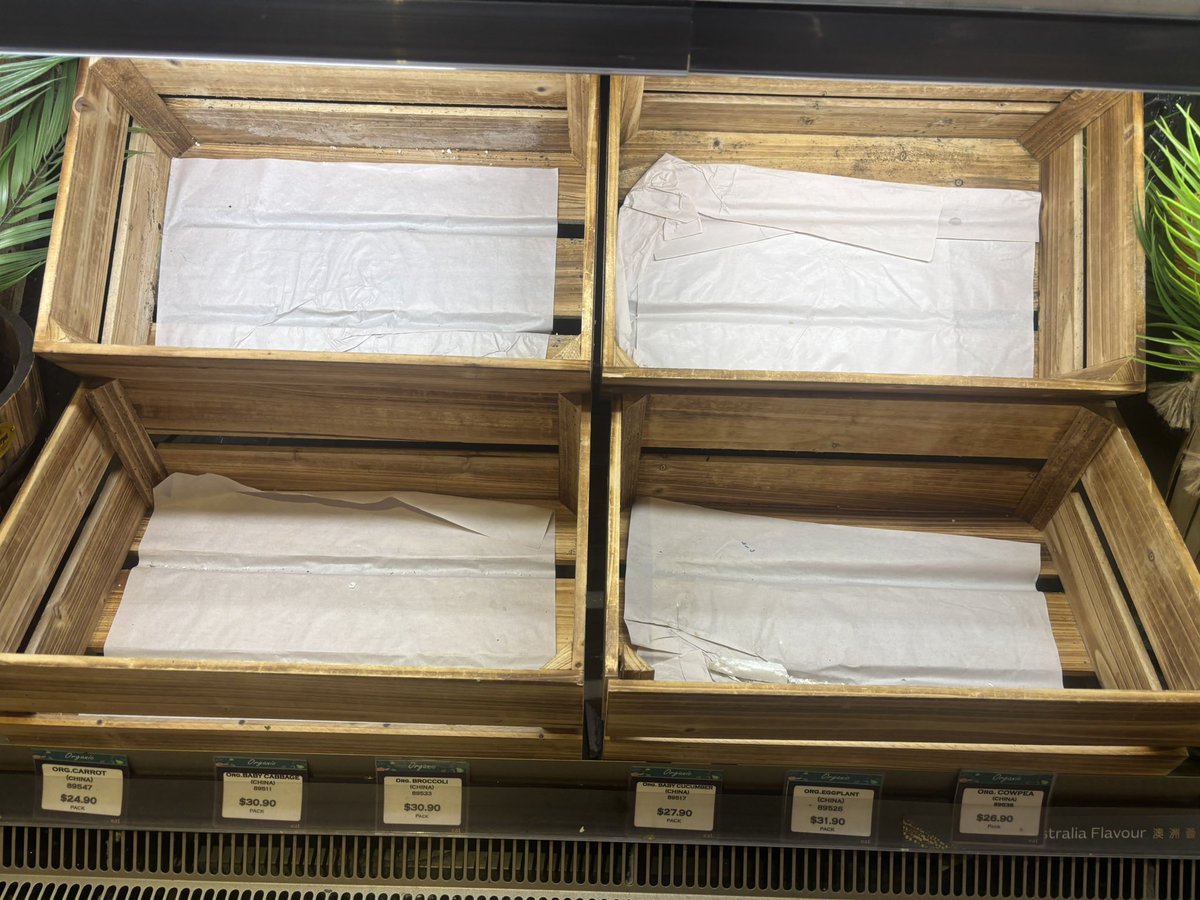 sandramarco's tweet image. Panic buying in Hong Kong ahead of #typhoon #Ragasa - empty shelves at the supermarket