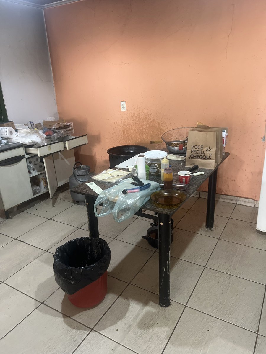 Não dá pra aceitar empresários ganhando dinheiro às custas da saúde do povo. Hoje fechamos uma pastelaria e uma açaíteria que funcionavam na imundície. Quem vende comida tem que vender qualidade, não doença. 🚔