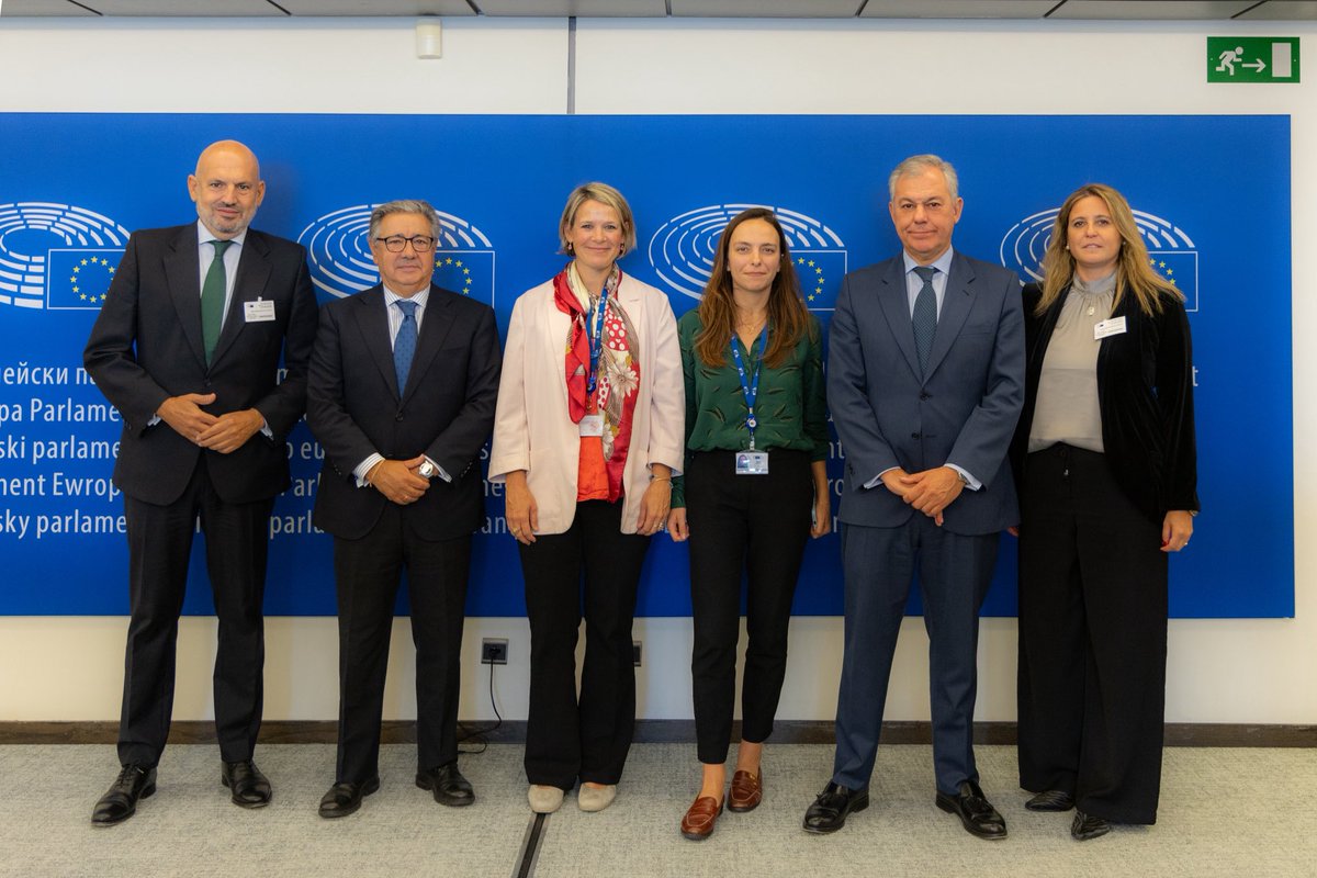 Avanzamos en Bruselas en el impulso de la protección del <a href="/GremioArteSacro/">Asociación Gremial de Arte Sacro de Sevilla</a>

Me he reunido, junto a <a href="/zoidoJI/">Juan Ignacio Zoido</a>, con Helena Robyn, coordinadora de Propiedad Intelectual de la UE para conseguir para el  sector la figura de indicación geográfica para productos industriales y artesanales