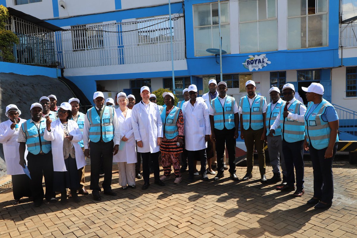 Interacting with farmers &amp; cooperatives utilising #KIAMIS in <a href="/County19Nyeri/">County Government of Nyeri</a>.  
<a href="/SwedeninKE/">Swedish Ambassador to Kenya</a>, <a href="/MarieOttosson1/">Marie Ottosson</a>, <a href="/BebayCharles/">Charles Bebay</a>, <a href="/kinaniriwaroe/">H.E. Kinaniri Waroe, Deputy Governor Nyeri</a> and County officials on Mary Ndungu's  farm.  She explained how #KIAMIS has helped  increase her production by accessing subsidized inputs