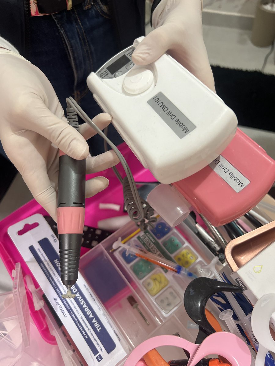 🚨 Em Goiânia, uma falsa dentista, já condenada por tráfico e usando tornozeleira, atendia clandestinamente em casa.
👉 Além de colocar a saúde das pessoas em risco, mostra a audácia de quem despreza a lei.
A odontologia exige formação séria. Vida não é experimento!
