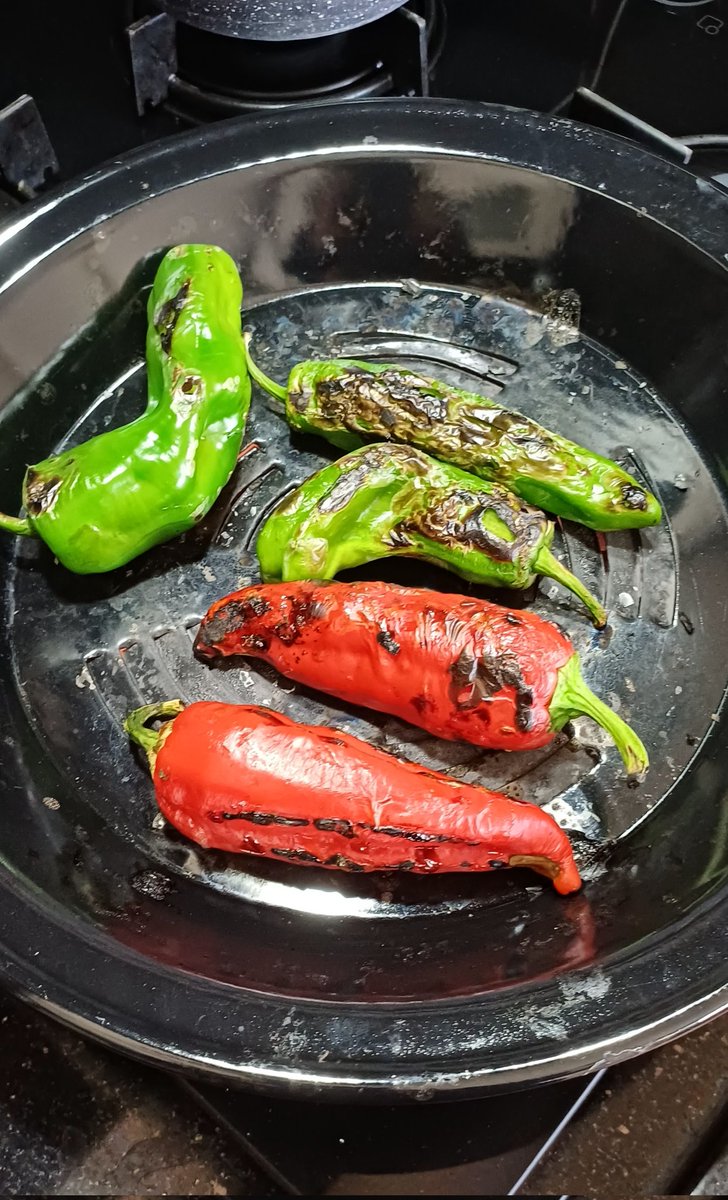 Evinin erkeği olmak bana göre tam da böyle bişi işte. Akşam yemeği için işten gelir mutfağa girer sebzeleri güzelce közler, güzel bi salata yapmak istersin. Sonrada sofranı kurar edebinle oturur afiyetle yersin.