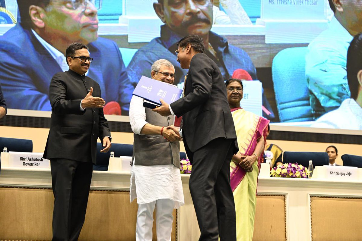 Thank you team of The Flowering Man, students, faculty and staff of <a href="/FTIIOfficial/">FTII</a> for making this moment possible. Felt the pride of being a part of this great institute. Chidananda's Sunflower... were present as he collected #NFA for script.
