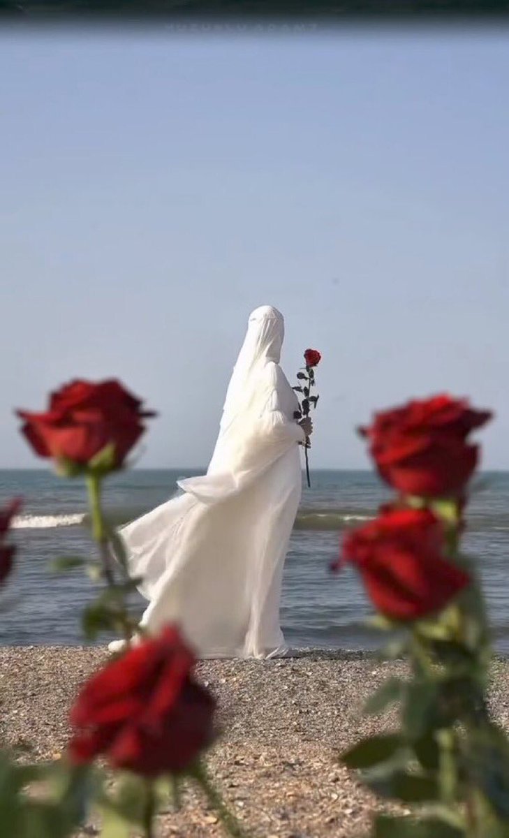 •Yaralı gönlümü görüp, 
oraya nazar eyledin,
 Aşkınla sarıp, 
derman oldun, incitmeden..