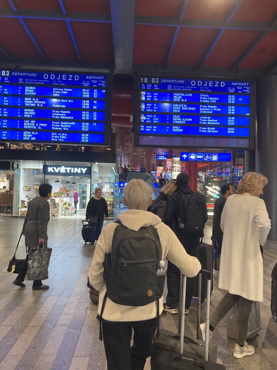 … vi luffar 🚂 vidare. Tjeckiska är svårt och Prags station var stor, men det fixade sig.