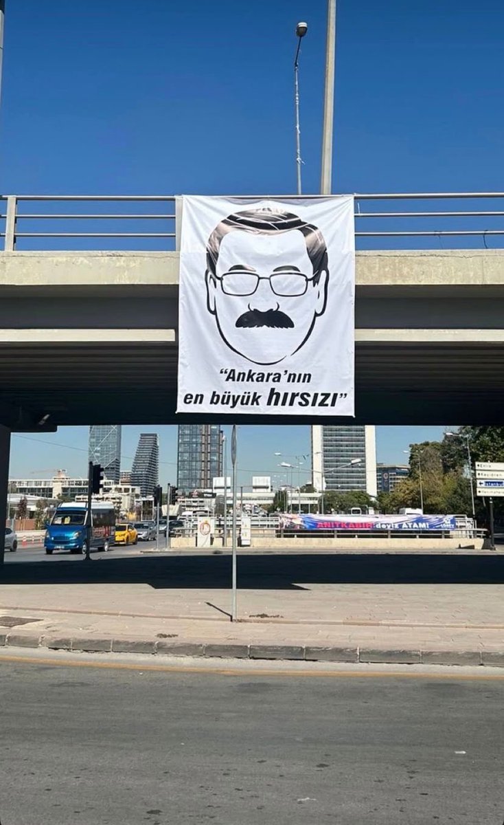 Echoxx__'s tweet image. Ankara’da bir üst geçide, “Ankara’nın en büyük hırsızı” yazılı pankart asıldı!