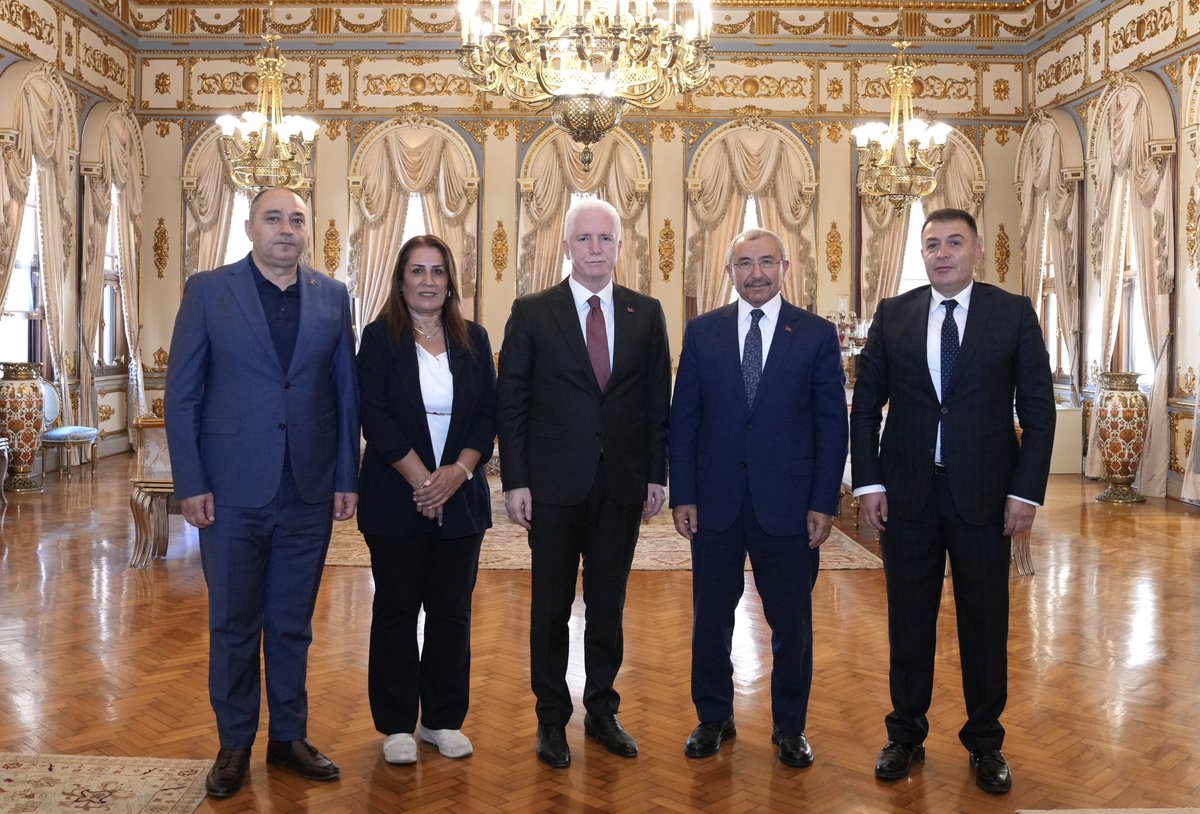 İstanbul valimiz Sayın <a href="/gul_davut/">Davut GÜL</a> beyi ziyaret ederek 16. Sivas Tanıtım Günlerimize davet ettik, Sivas valisi ikende her zaman bizlere manevi desteğini esirgememişti, Sayın valimize misafirperverliği için çok çok teşekkür eder, İstanbulluya hizmetlerinde başarılar temenni ederim.