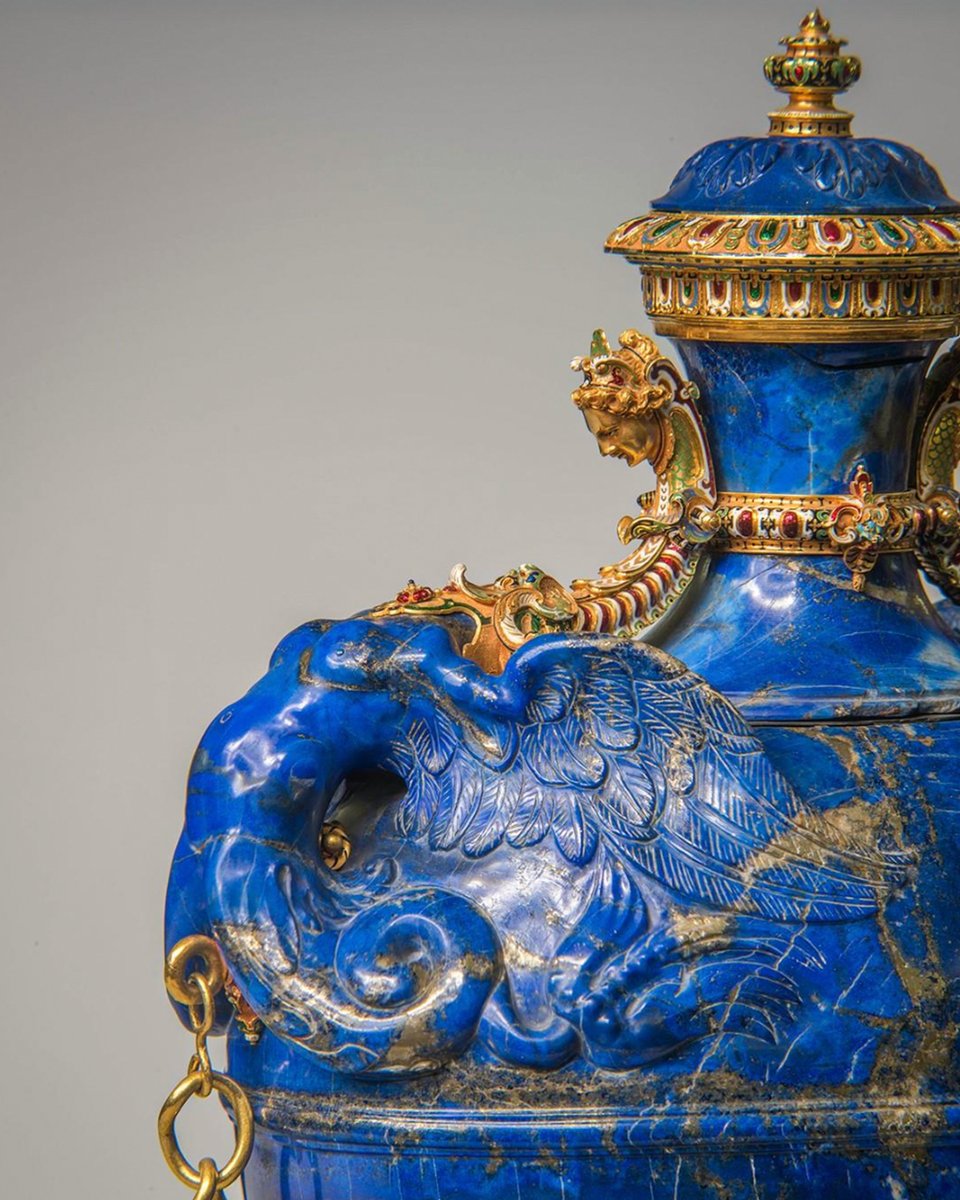 UffiziGalleries's tweet photo. Un blu dipinto di blu. Il lapislazzulo era un pigmento carissimo, comprato a peso d’oro “oltremare”, in Afghanistan.
Quanto doveva valere allora la fiaschetta che Francesco I de’ Medici fece disegnare a Buontalenti oggi a #PalazzoPitti?

https://t.co/xvfinbp7qa https://t.co/tJm07vW6AP