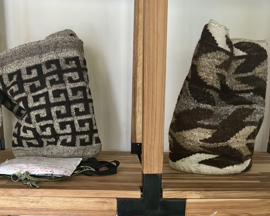 Lucelly Torres no solo es mi amiga, es una mujer emprendedora echa pa'lante. Con su trabajo sostiene a su familia y al mismo tiempo lleva a Santa Marta a muchos rincones del mundo conectando la Sierra Nevada con quienes buscan el origen del mundo. 

En chocolates, café, sus tés