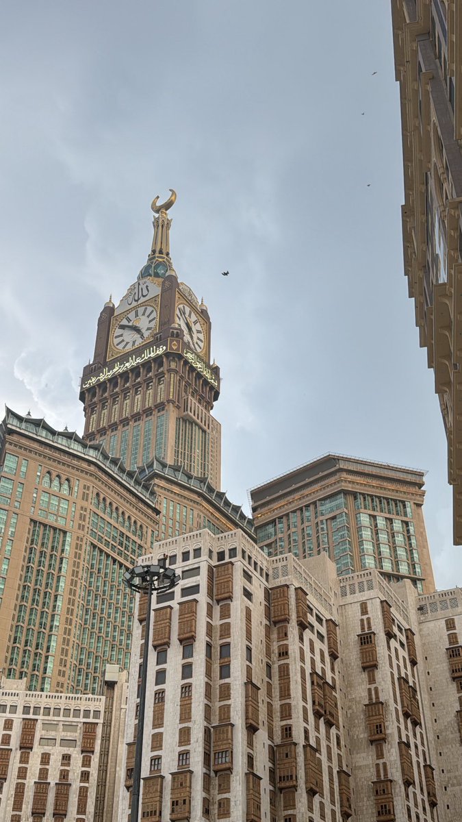 اخيرا تحققت امنية من امنياتي مطر وانا فالحرم🤍