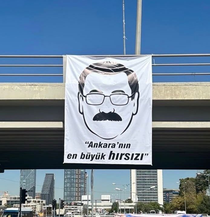 Ankara'da üst geçite pankart asmışlar.