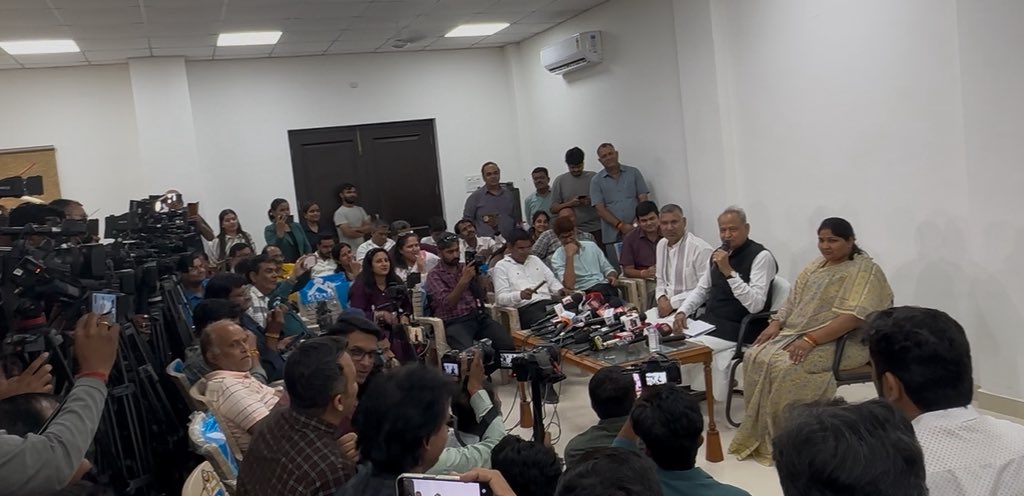 पूर्व मुख्यमंत्री अशोक गहलोत की प्रेस कॉन्फ़्रेंस बनी मीडिया का मेला — पूरा राजस्थान जमकर कवरेज में।

मुख्यमंत्री भजन लाल की मीडिया  अशोक गहलोत  प्रेस कॉन्फ्रेंस में -