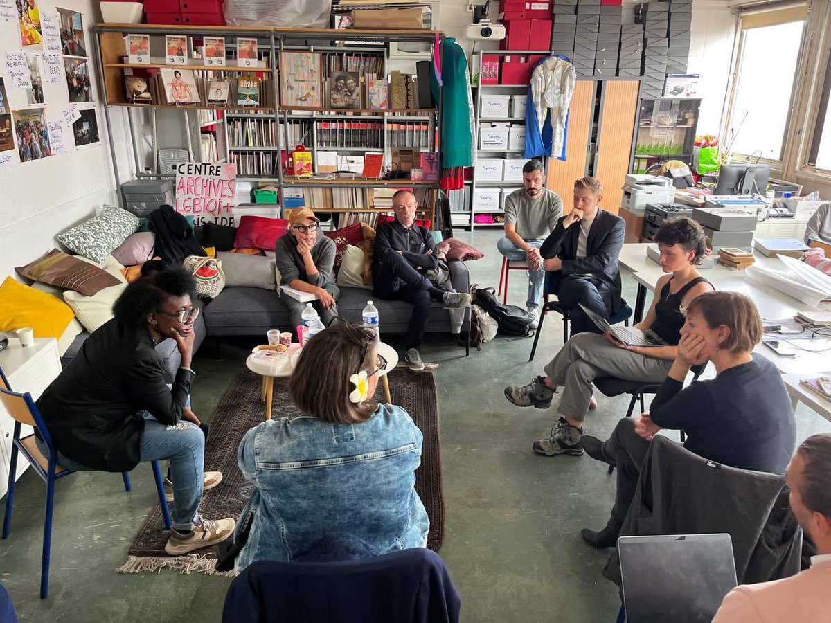 Hier matin avec <a href="/SegoleneAmiot/">Ségolène Amiot 🔻🐝🏳️‍🌈</a> et <a href="/Deputee_Obono/">Députée Obono</a> nous avons visité le centre d'archives LGBTQI+ de Paris (<a href="/LgbtqiArchives/">Centre d'archives LGBTQI+ Paris IDF</a>).

Un lieu passionnant, porté par un collectif militant engagé pour faire vivre les archives LGBTQI+ par la communauté elle-même et défendre ses droits