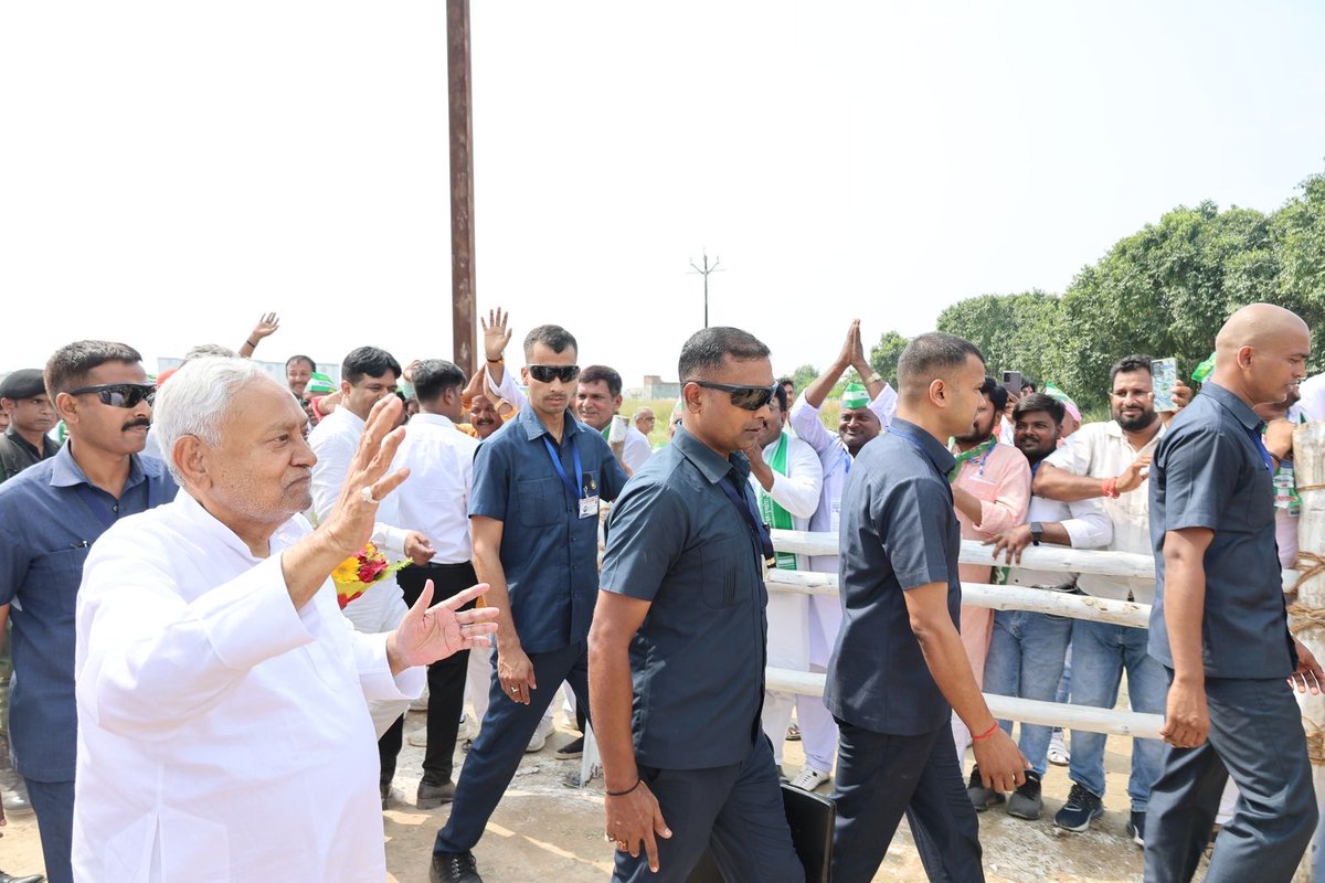 NitishKumar's tweet photo. आज पूर्वी चंपारण में 628 करोड़ रुपए से अधिक लागत की 311 विकासात्मक योजनाओं का शिलान्यास एवं उद्घाटन किया। इनमें प्रगति यात्रा के दौरान जिले के लिए घोषित योजनाओं का शिलान्यास भी शामिल है। इन योजनाओं के क्रियान्वयन से क्षेत्र के विकास को और गति मिलेगी, जिससे लोगों को काफी लाभ होगा। उद्घाटन एवं शिलान्यास कार्यक्रम के पश्चात् विभिन्न योजनाओं की प्रगति की जानकारी ली।
 
इसके अतिरिक्त सामाजिक सुरक्षा पेंशन योजना के लाभार्थियों, जीविका दीदियों, विद्युत उपभोक्ताओं तथा अन्य योजनाओं के लाभार्थियों के साथ आयोजित संवाद कार्यक्रम में शामिल हुआ।
 
राज्य सरकार द्वारा सामाजिक सुरक्षा पेंशन योजना के तहत पेंशन राशि को 400 रुपए से बढ़ाकर 1100 रुपए कर दिया गया है। इसके अलावा सभी घरेलू विद्युत उपभोक्ताओं को अब लगभग निःशुल्क बिजली उपलब्ध कराई जा रही है। साथ ही जीविका दीदियों के कल्याण हेतु कई सकारात्मक निर्णय लिए गए हैं। सरकार के इन निर्णयों पर सभी लाभार्थियों ने प्रसन्नता व्यक्त की।
 
इसके पश्चात् स्थानीय कार्यकर्ताओं से भी संवाद किया तथा उनकी समस्याओं एवं सुझावों को सुना तथा उन पर सम्यक कार्रवाई हेतु संबंधित पदाधिकारियों को निदेशित किया।
 
हमलोगों ने प्रगति यात्रा के दौरान घोषित की गई सभी योजनाओं को रिकॉर्ड समय में स्वीकृत किया तथा काम भी शुरू कर दिया है। सरकार सभी घोषणाओं को पूरा करने हेतु प्रतिबद्ध है। (1/2)