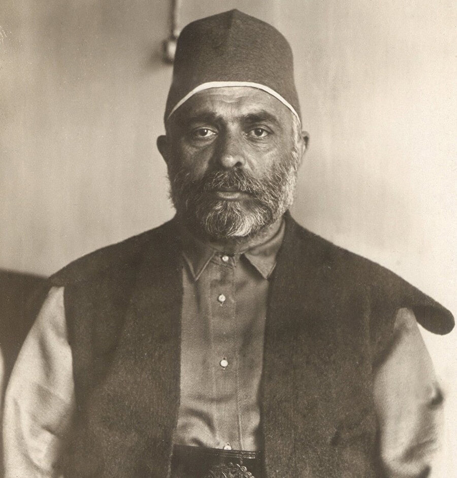 Ricâlullah sultânı Cenâb-ı Şeyh-i Ekber'dir
Bütün 'âriflerin cânı Cenâb-ı Şeyh-i Ekber'dir

'Ulüvv-ı ka'bını takdîr için 'akl-ı beşer yetmez
Ledünnî 'ilminin kânı Cenâb-ı Şeyh-i Ekber'dir

Kulûb-ı 'âşıkânı nûr-ı feyzi pür-ziyâ eyler
'İnâyet şems-i rahşânı Cenâb-ı Şeyh-i Ekber'dir