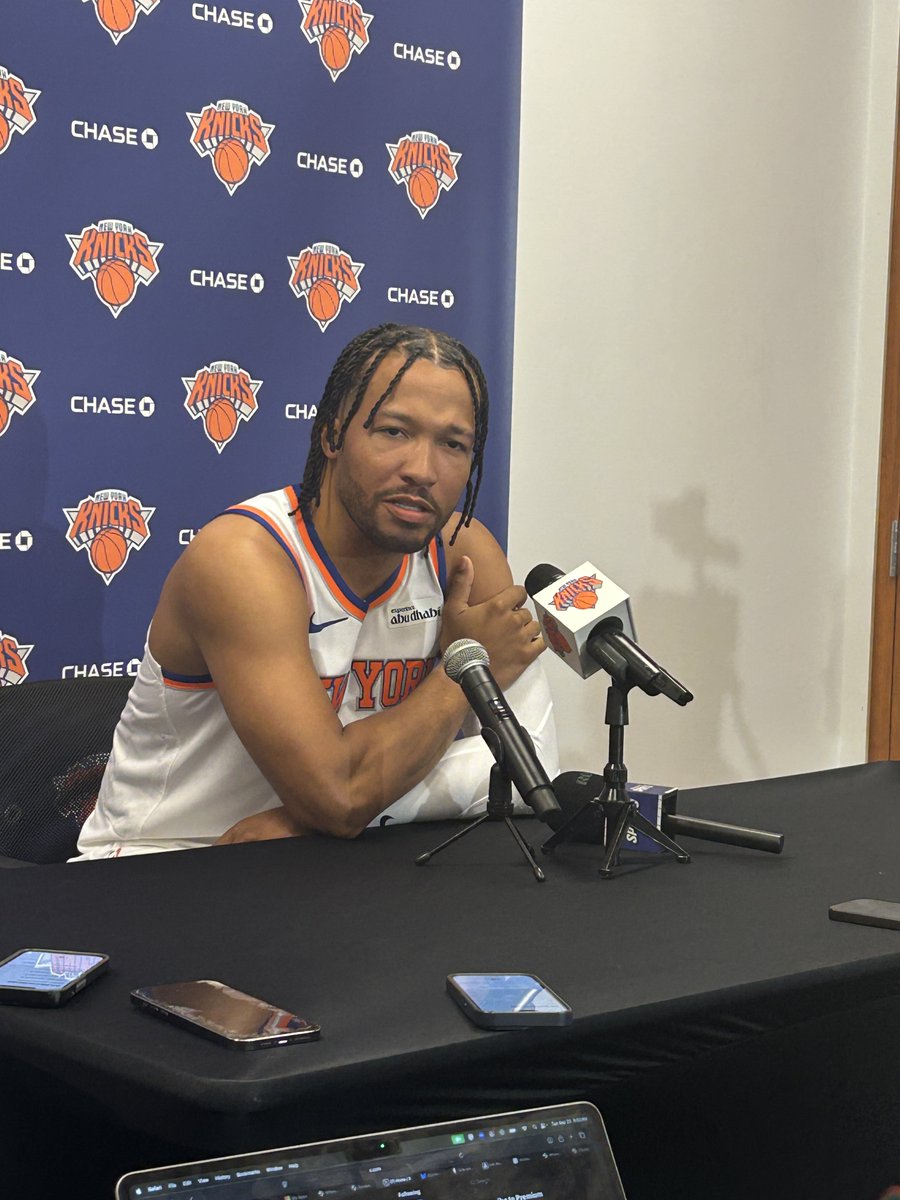 During Jalen presser, his dad/knicks assistant pops in and says “speak well son.” After door closes, Jalen pops off “they should have taken him too” referring to offseason changes.