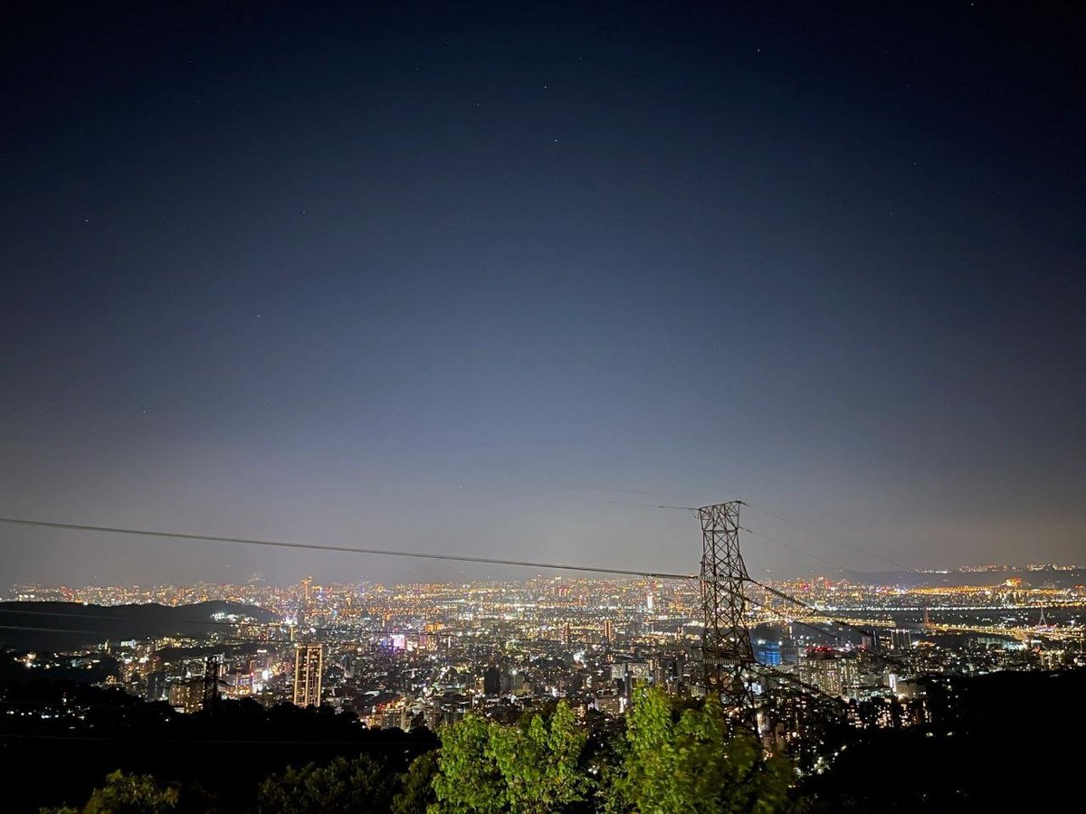 Stellar_r2's tweet image. 夜になっても賑やかさが消えない台北の街。 屋台の匂い、笑い声、スクーターの音——どれもがこの街の“生きている証”。 台北の夜は、生きていることを実感させてくれます✨
#台北
