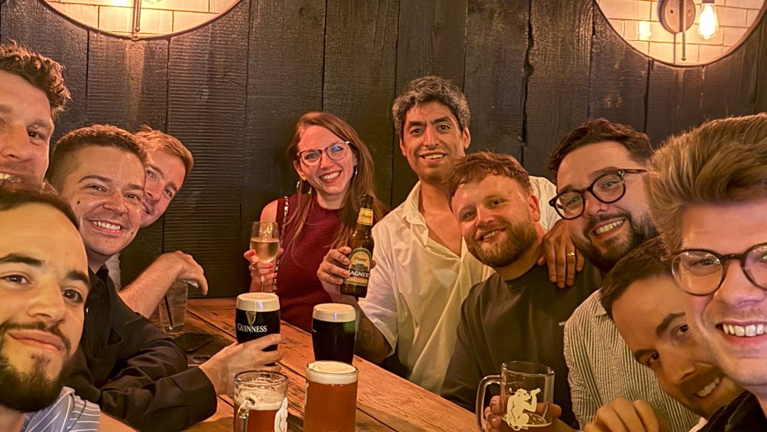 Fri3ndsAgency's tweet image. Community, creativity &amp;amp; a cold beer or two 🍻
Marce at @webflowconf 2025 — from getting a shoutout on the big screen to catching up with legends like Timothy Ricks.

Grateful for this crew 💜
#Fri3ndsAgency #Webflow #WebflowConf