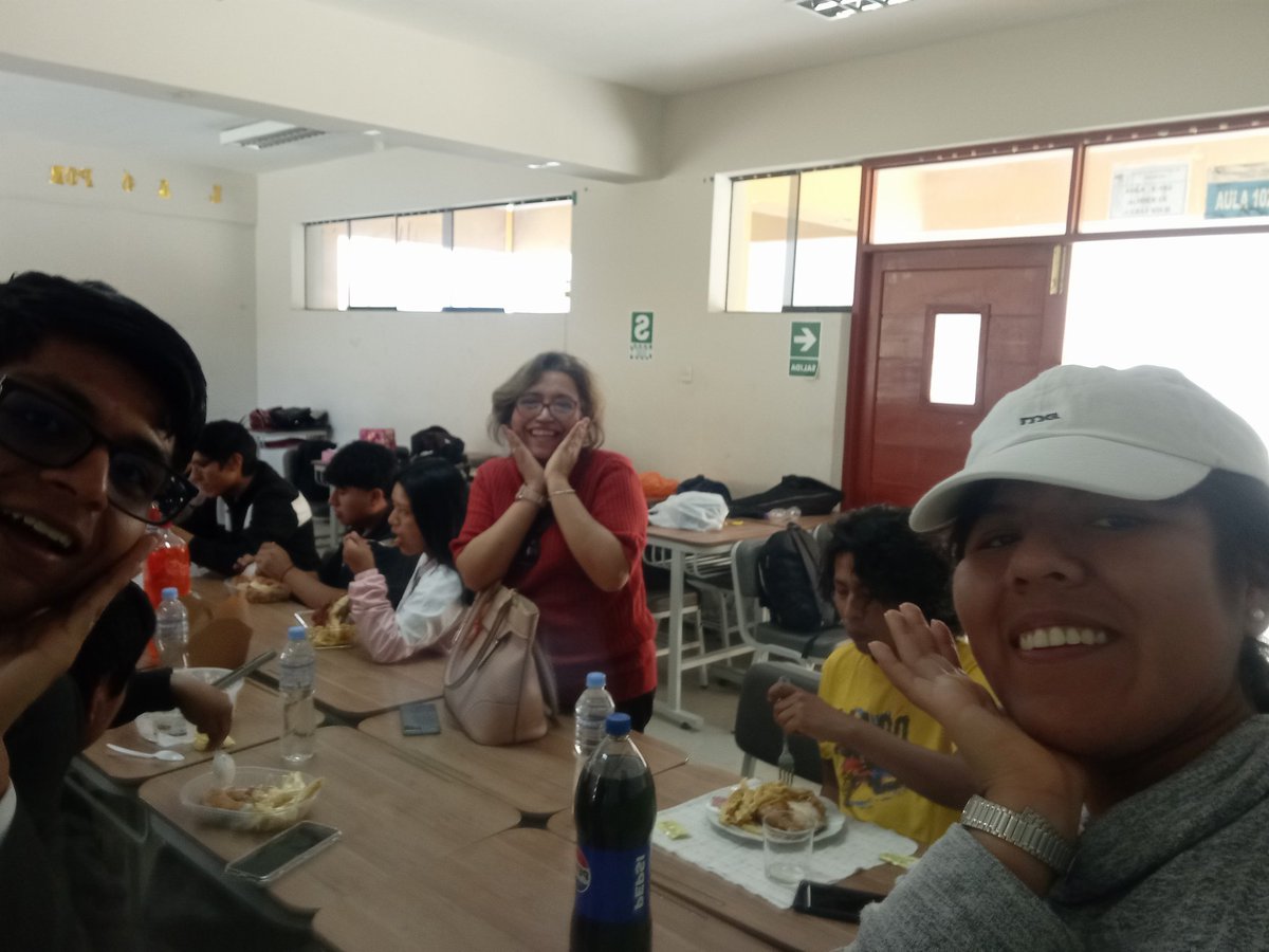 claudiapancitoX's tweet image. ahora ni un hello, ni un good afternoon 🙄😮‍💨 
pero que lindo recuerdo 💌 IDEX 

#ayearago #memorie #springday #college 💛