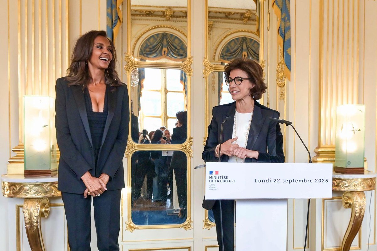 Depuis plus de 30 ans, Karine Le Marchand accompagne les Français avec bienveillance, humour et authenticité. Animatrice emblématique et attachante, elle devient Chevalier de l’Ordre des Arts et des Lettres, une distinction à la hauteur du lien unique qui l’unit aux Français !✨