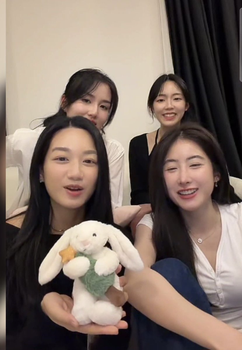 ApasraY2001's tweet image. Que a vida seja leve.
Que os sonhos
se tornem realidade.
Que o amor 
seja presença constante
Na vida de vocês .
Sinto muito por existir tanta pessoas cruéis no mundo 🥺
#YokoApasra‌ 
#Newbies
@Yoko_apasra
