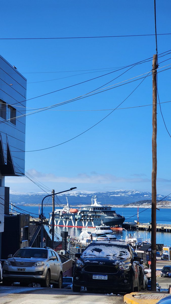Magellan Explorer en Ushuaia,  terminando su primer viaje del año, pronto para salir a Punta Arenas.