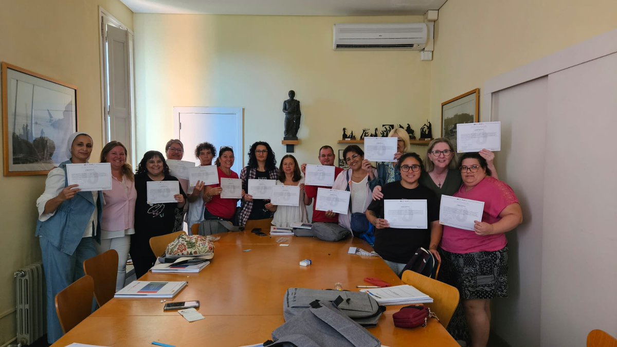 IDFOGirona's tweet photo. Les treballadores de @CorpoSalutMS de #Blanes han finalitzat el curs de La cura de la #salut del professional a l'àmbit #sanitari, seguim treballant i coordinant-nos per oferir-vos més formació per cuidar i cuidar-vos. https://t.co/ZybwbfC7xe