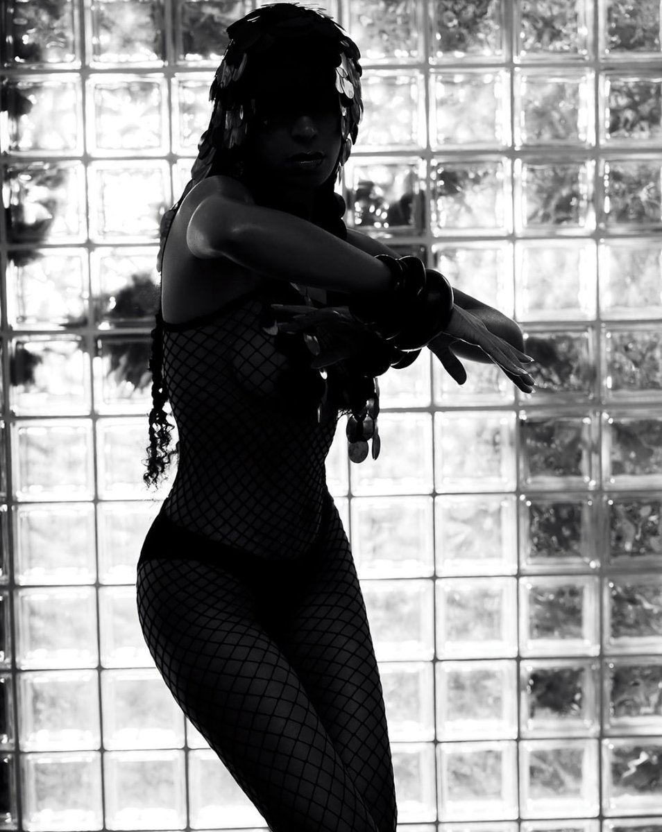solangehourly's tweet photo. Solange by Renell Medrano for LOVE magazine 🖤 https://t.co/jToZJZw6ho