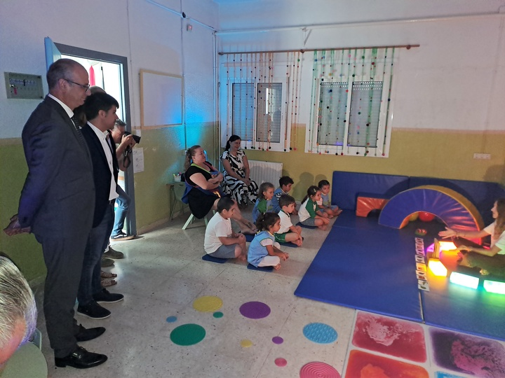 regiondemurcia's tweet photo. El programa 'Inclu-YO' de promoción de la educación inclusiva se abre a todos los centros de Infantil y Primaria.
Promueve la inclusión y elimina las barreras que impiden el acceso, la participación y el aprendizaje del alumnado con necesidades educativas especiales.
El consejero Víctor Marín visita el colegio Nicolás de las Peñas (Murcia), que cuenta con aula sensorial instalada gracias a su participación en el programa.
Noticia: https://t.co/oxVJmsoFYP