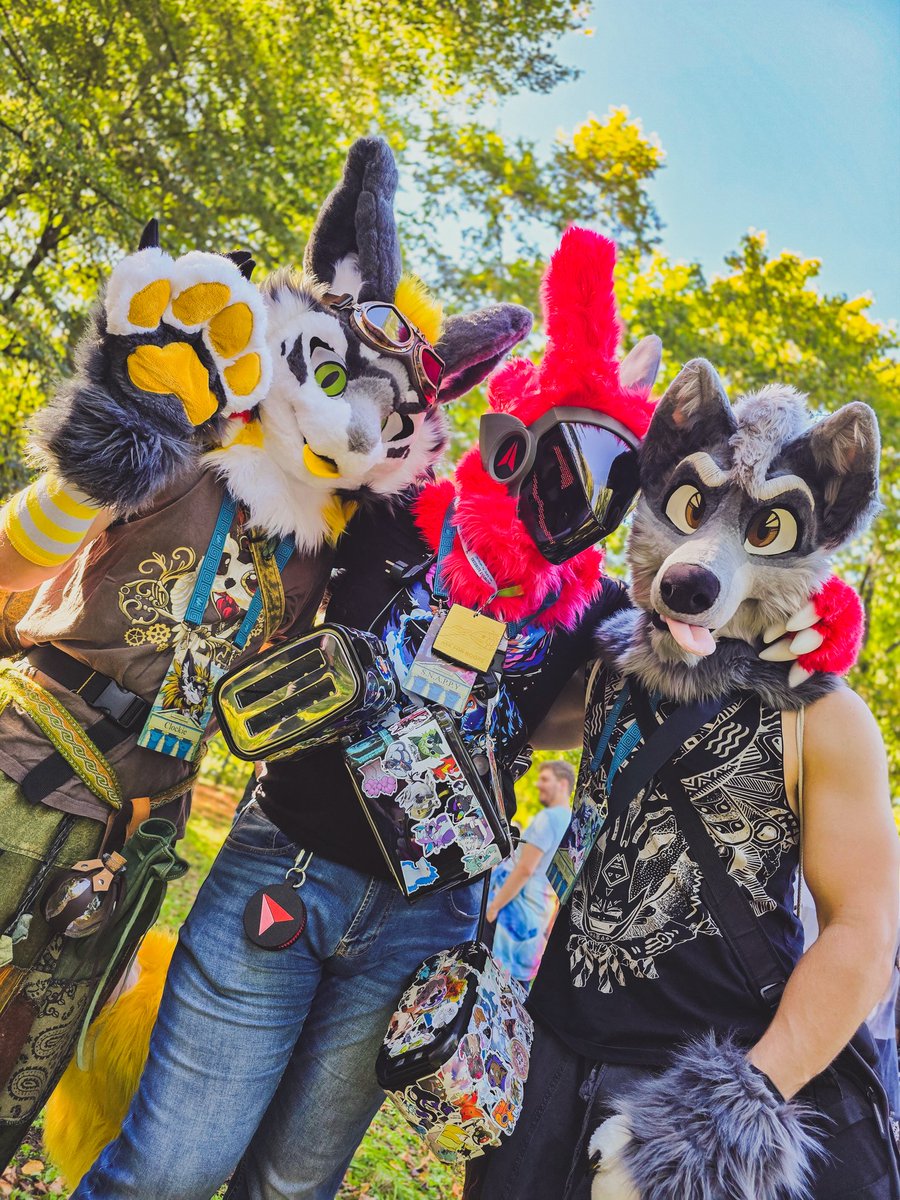 CuriousGeck's tweet photo. WROOF25 'n frens!
#WRFW #wroof #furry #fursuitwalk https://t.co/zo0A0wGRmk