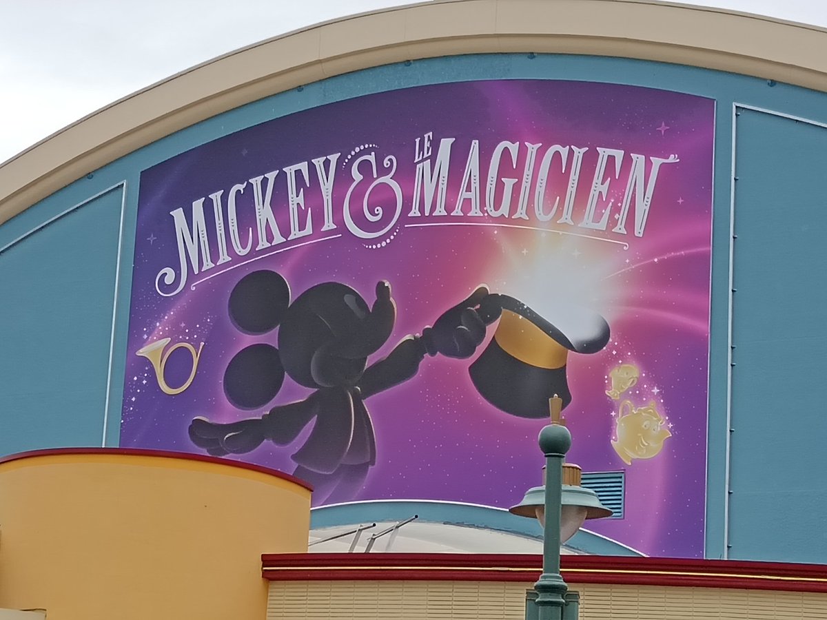 [Live] The Animagique Theater facade is adorned with its poster. 🎭

➡️ The poster for "Mickey and the Magician" is being installed on the theater facade.
➡️ The central poster of the triptych is installed. The two side posters that will complete the design will arrive soon.