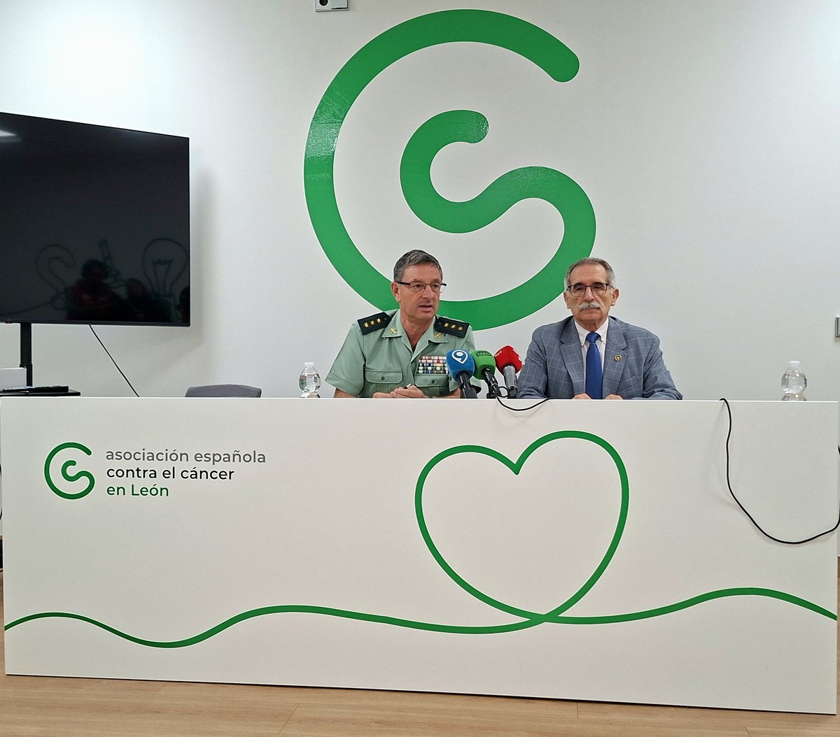 Guardia Civil León (@guardiacivil_le) on Twitter photo 💚💚💚 Al acto celebrado en la capital han asistido el presidente de la Asociación @contracancerLE y el jefe de la Comandancia <a href="/guardiacivil_le/">Guardia Civil León</a> 💚💚💚 Al acto celebrado en la capital han asistido el presidente de la Asociación @contracancerLE y el jefe de la Comandancia <a href="/guardiacivil_le/">Guardia Civil León</a>